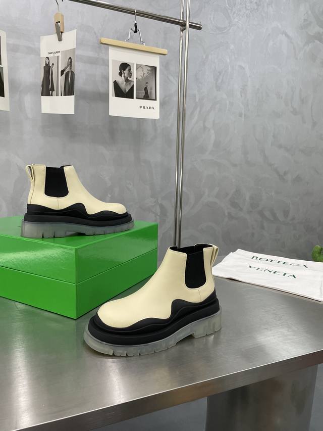 出厂价 Bottega V顶级版本新波浪系列彩底厚底靴 新款切尔西松紧靴 延续品牌标志性的夸张重底设计 新一轮的爆款～ 先报先到 原楦开发 版型非常到位 原鞋头